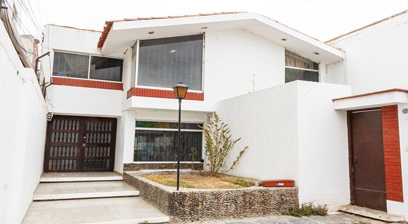 ALQUILER DE CASA EN LAS ACACIAS – Urb. Santa Victoria | Ideal para Empresas