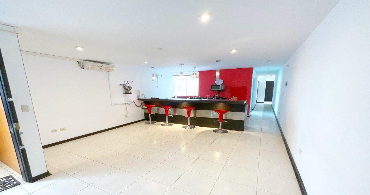 DEPARTAMENTO EN VENTA - JUAN CUGLIEVAN, 5TO PISO CON ASCENSOR