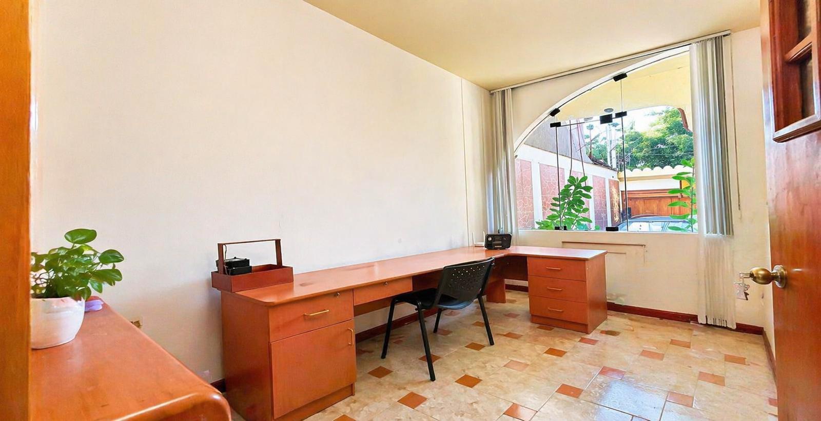 ALQUILER DE CASA DE 3 PISOS PARA EMPRESA – URB. LOS ABOGADOS, FRENTE A PARQUE