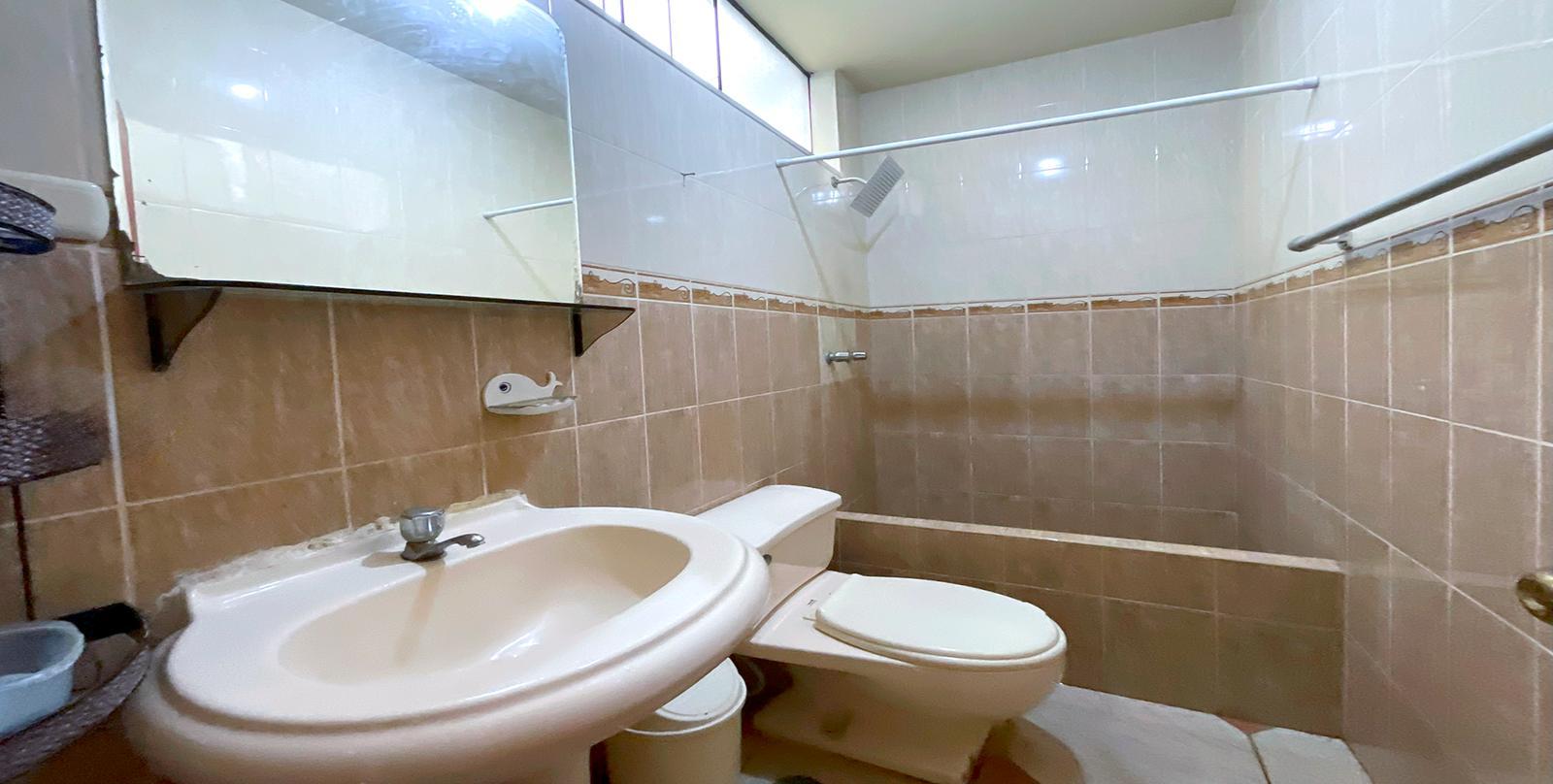 ALQUILER DE CASA DE 3 PISOS PARA EMPRESA – URB. LOS ABOGADOS, FRENTE A PARQUE