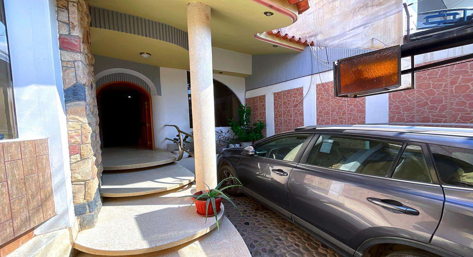 ALQUILER DE CASA DE 3 PISOS PARA EMPRESA – URB. LOS ABOGADOS, FRENTE A PARQUE