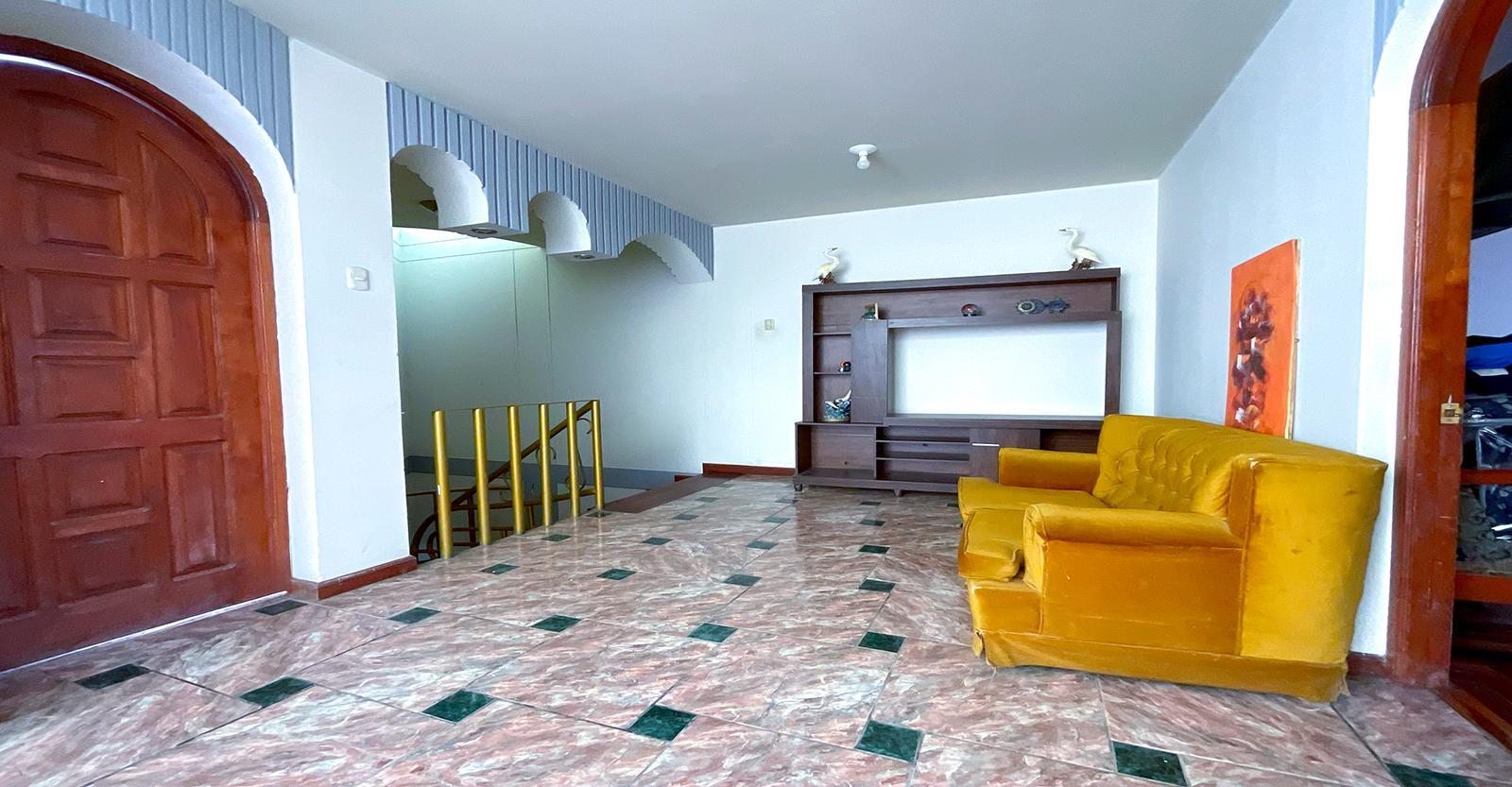 ALQUILER DE CASA DE 3 PISOS PARA EMPRESA – URB. LOS ABOGADOS, FRENTE A PARQUE