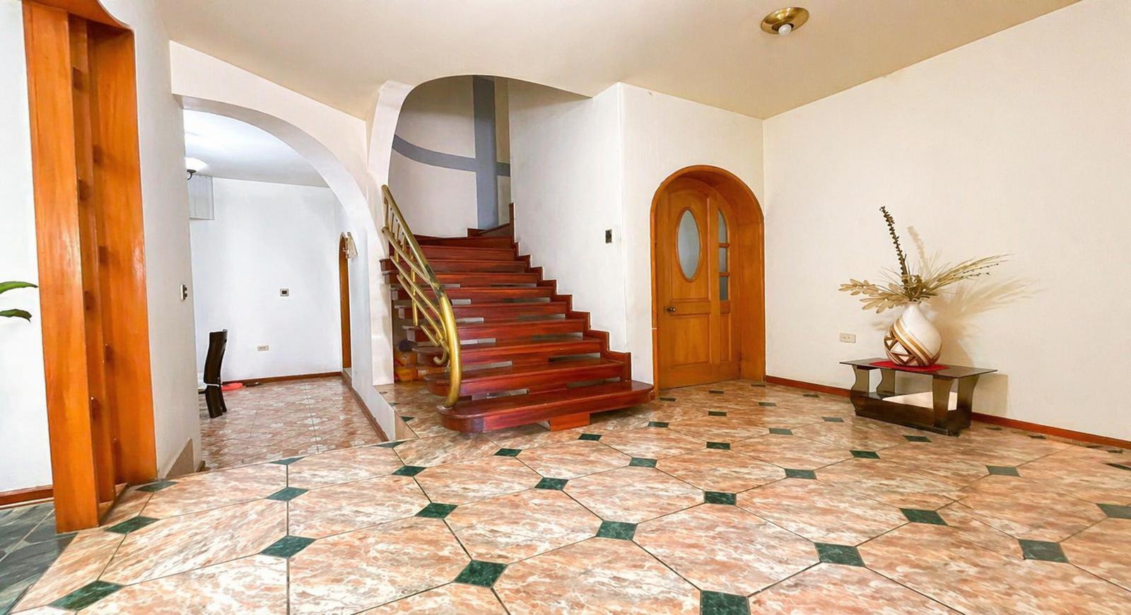 ALQUILER DE CASA DE 3 PISOS PARA EMPRESA – URB. LOS ABOGADOS, FRENTE A PARQUE