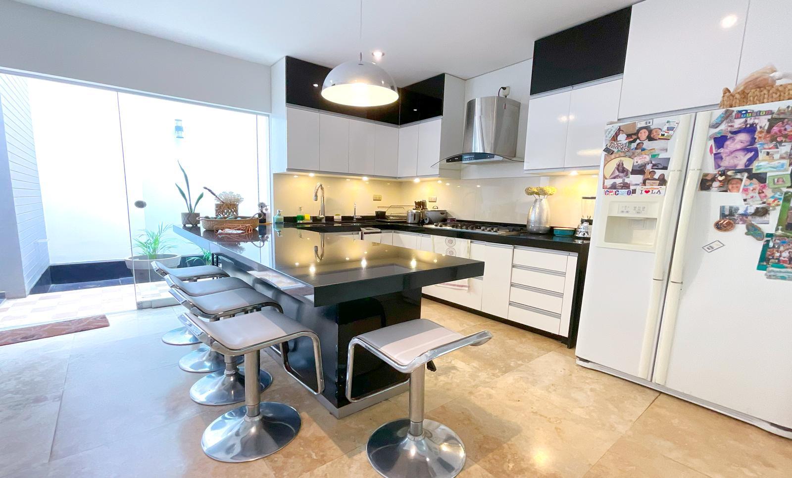 ALQUILER DE CASA MODERNA EN CONDOMINIO PRIVADO – JOCKEY, CHICLAYO
