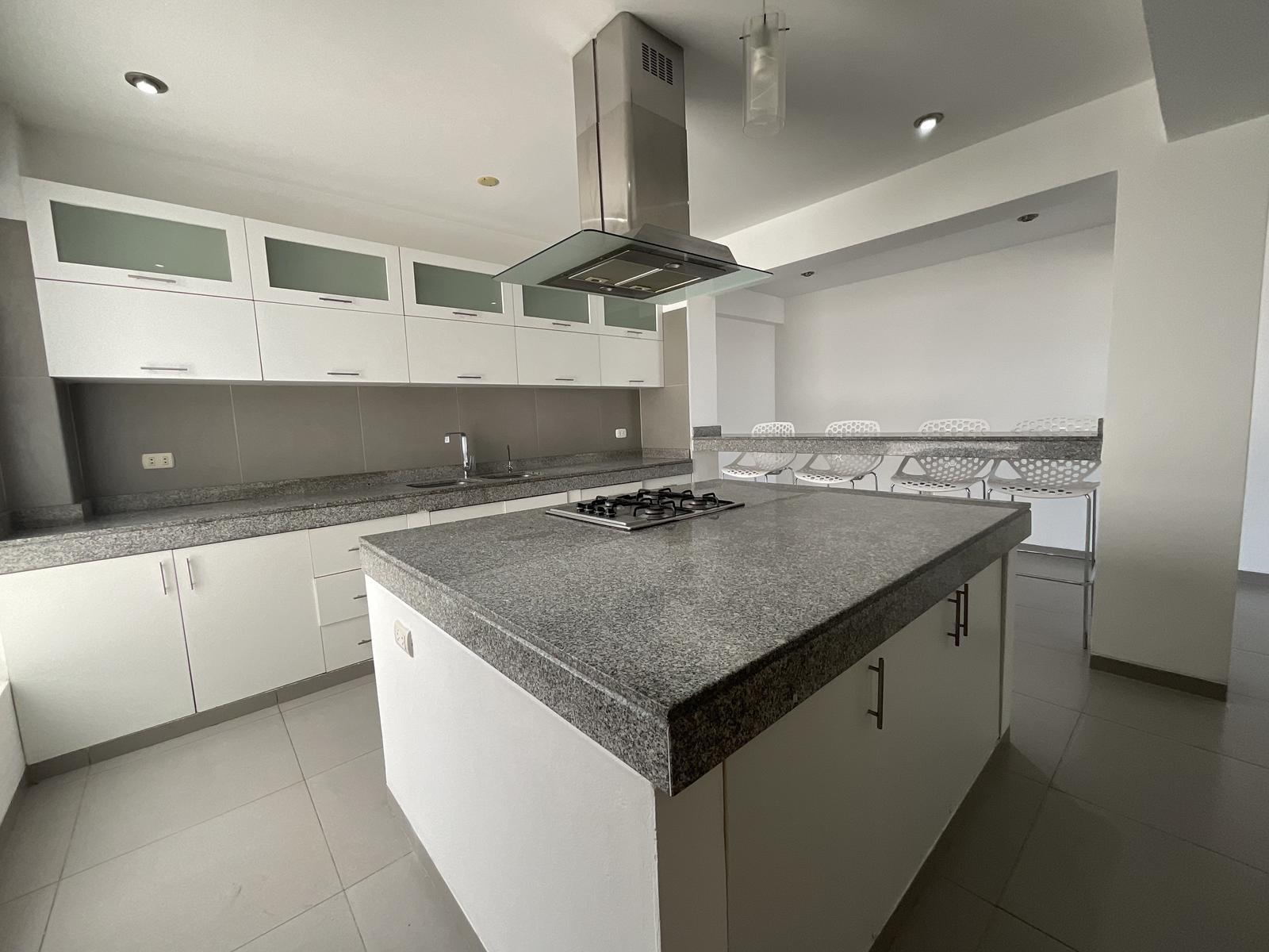 VENTA DE MODERNO DÚPLEX EN LOS SAUCES, URB. SANTA VICTORIA