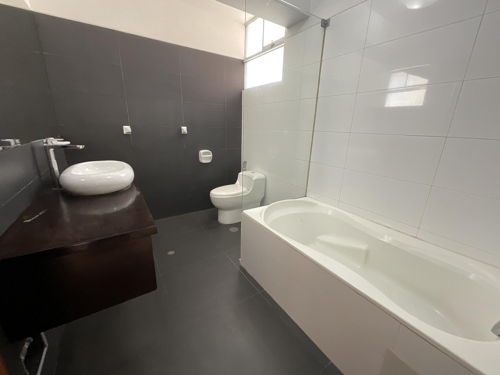 VENTA DE MODERNO DÚPLEX EN LOS SAUCES, URB. SANTA VICTORIA
