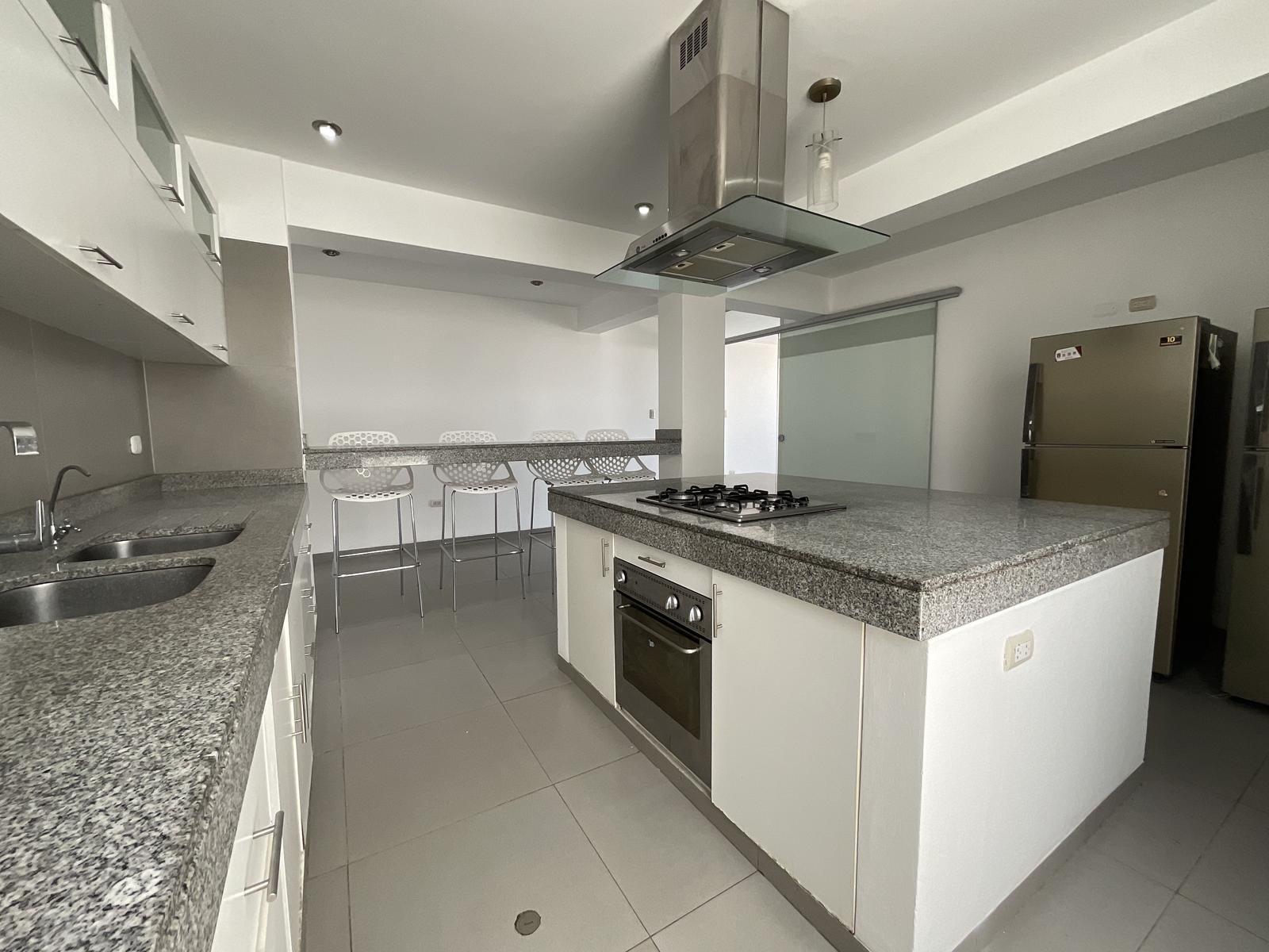 VENTA DE MODERNO DÚPLEX EN LOS SAUCES, URB. SANTA VICTORIA