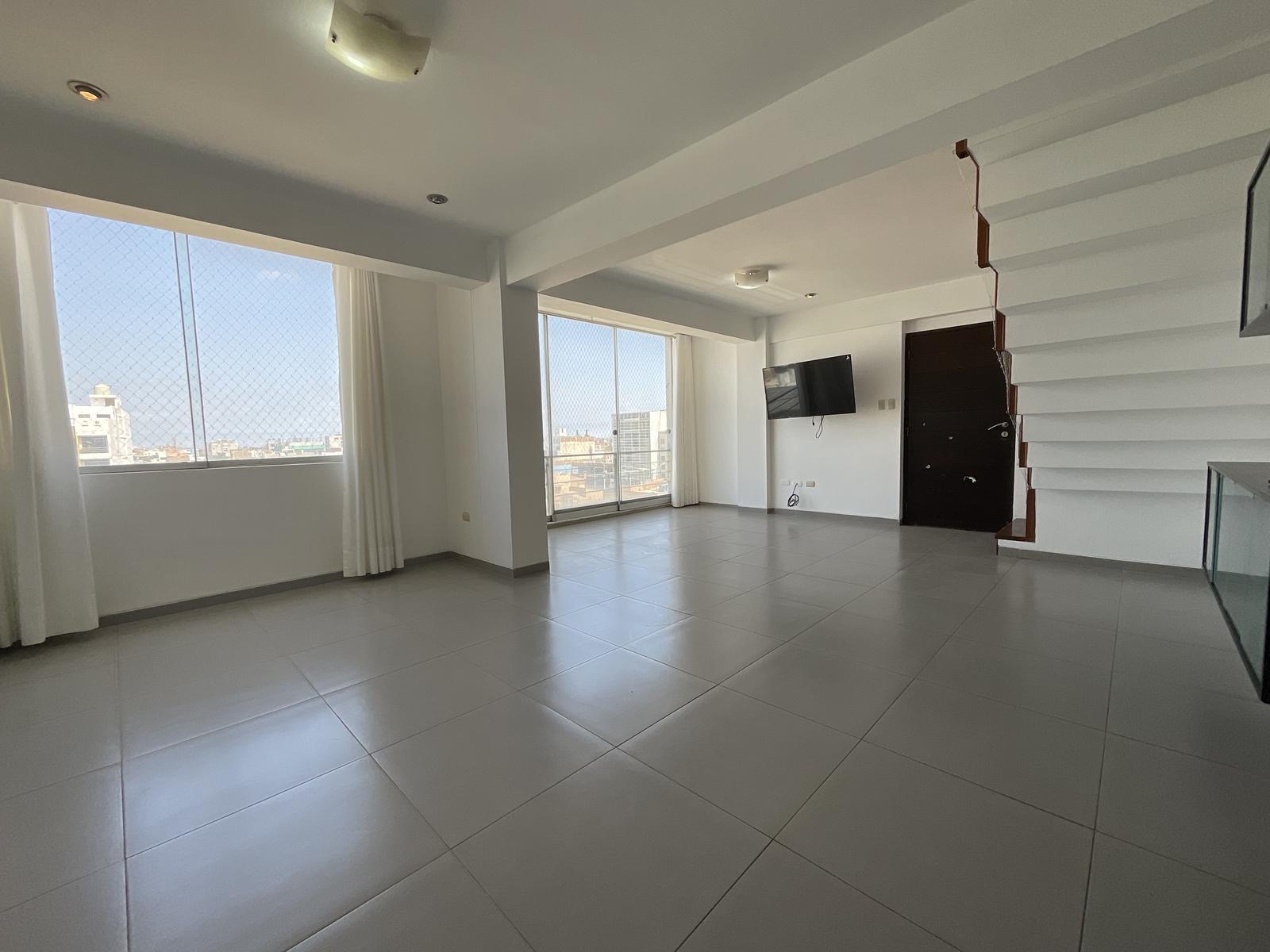 VENTA DE MODERNO DÚPLEX EN LOS SAUCES, URB. SANTA VICTORIA