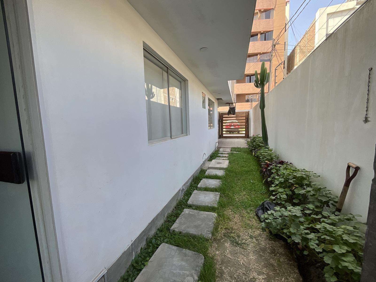 VENTA DE MODERNO DÚPLEX EN LOS SAUCES, URB. SANTA VICTORIA