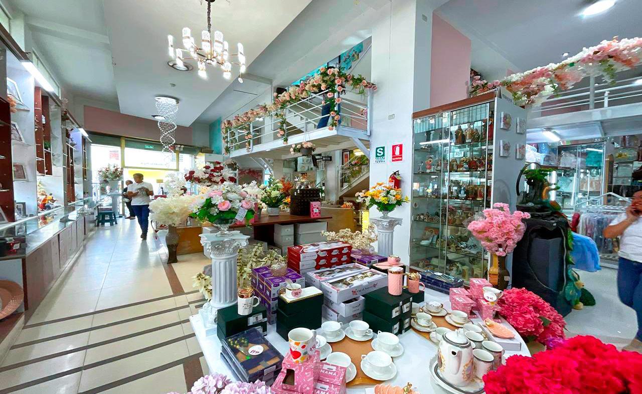 ¡LOCAL COMERCIAL EN ALQUILER – Esquina estratégica en el corazón comercial de Chiclayo!