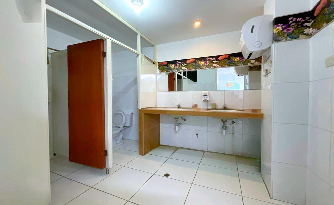 ¡LOCAL COMERCIAL EN ALQUILER – Esquina estratégica en el corazón comercial de Chiclayo!