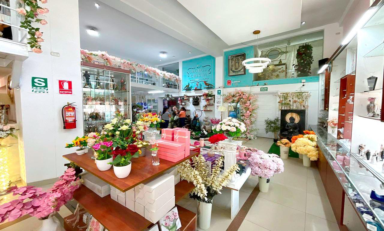 ¡LOCAL COMERCIAL EN ALQUILER – Esquina estratégica en el corazón comercial de Chiclayo!