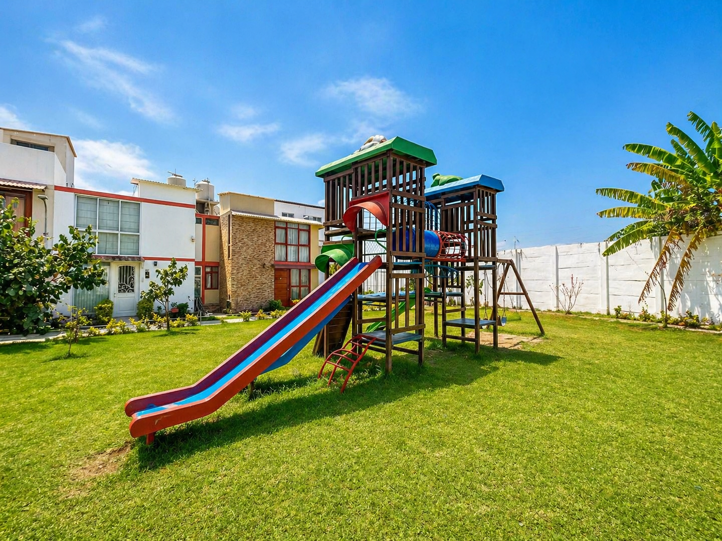 CASA EN VENTA EN CONDOMINIO NUESTRA SEÑORA DE LA PAZ, CHICLAYO
