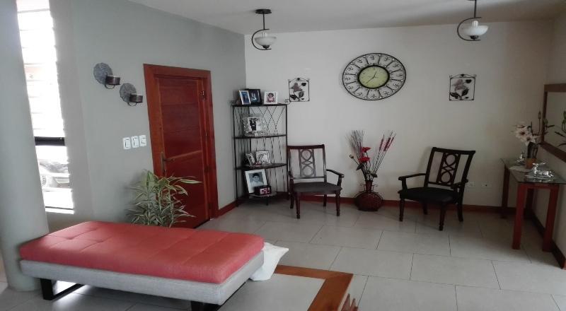 HERMOSA CASA DE 3 PISOS EN VENTA – CONDOMINIO JOCKEY, CHICLAYO