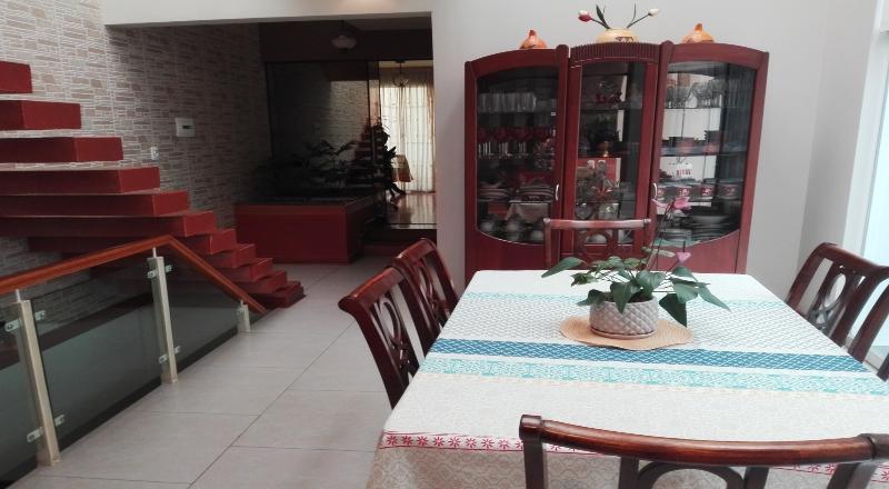 HERMOSA CASA DE 3 PISOS EN VENTA – CONDOMINIO JOCKEY, CHICLAYO