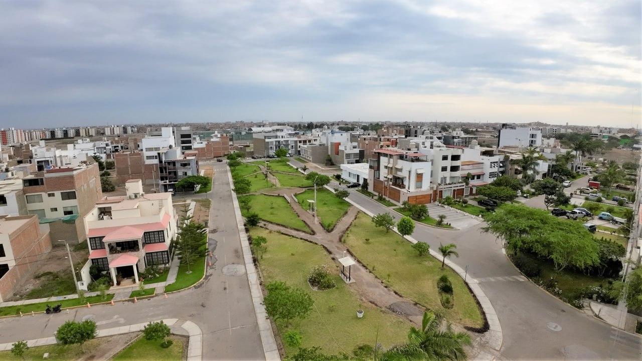 HERMOSA CASA DE 3 PISOS EN VENTA – CONDOMINIO JOCKEY, CHICLAYO