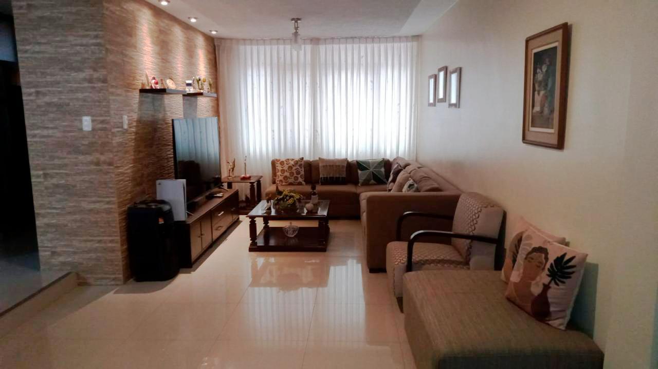 VENTA DE CASA DE 2 PISOS EN URB. VILLARREAL