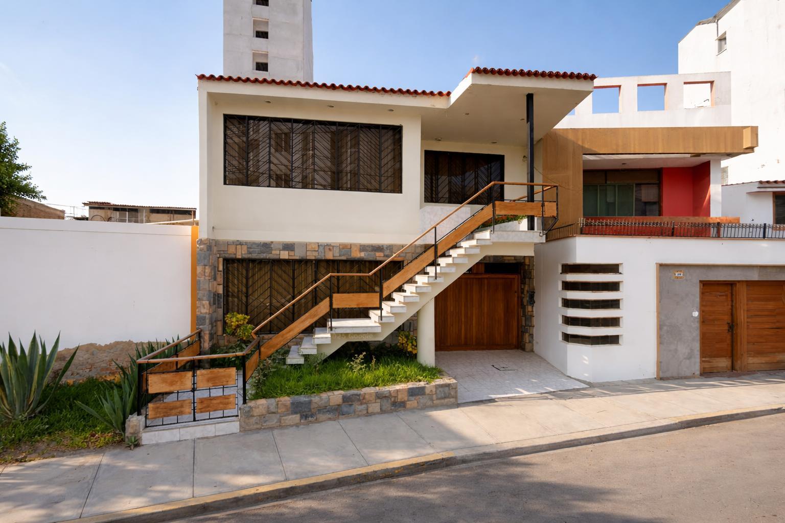VENTA DE CASA EN CALLE LOS SAUCES, URB. SANTA VICTORIA